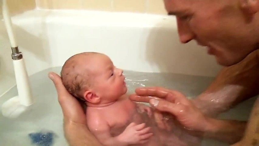when to bathe newborn for first time