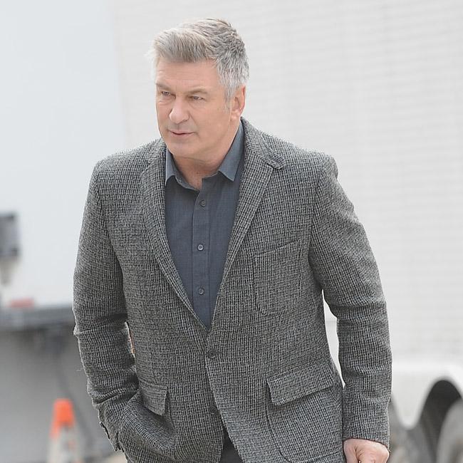 Alec Baldwin mocks celebrities - Its The Vibe